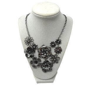 Vintage Charming Charlie Silver Tone Floral Necklace with Silver Tone Chain‎